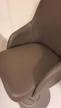 Sgabello Brando Ozzio con base centrale in offerta