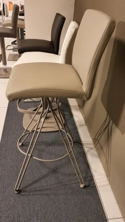 Sgabello Elite Ozzio con 4 gambe convenienti