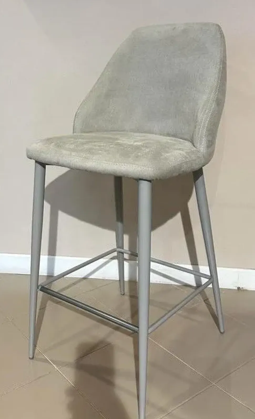 Sgabello Matilda Ingenia: schienale medio, offerta imperdibile!