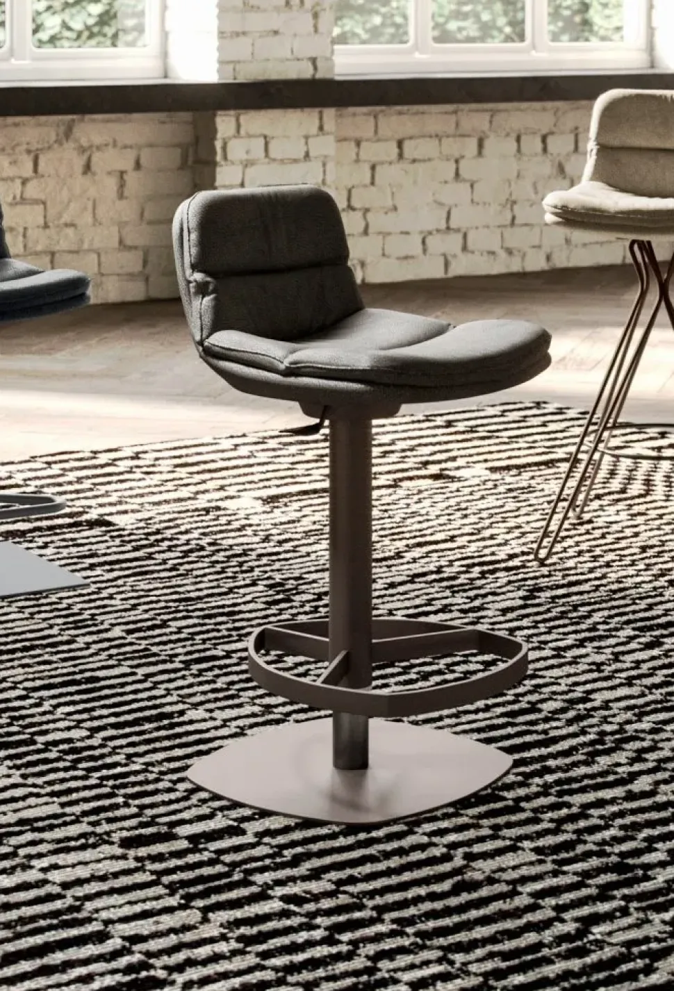 Sgabello regolabile in altezza Marlon Ozzio a prezzo ribassato