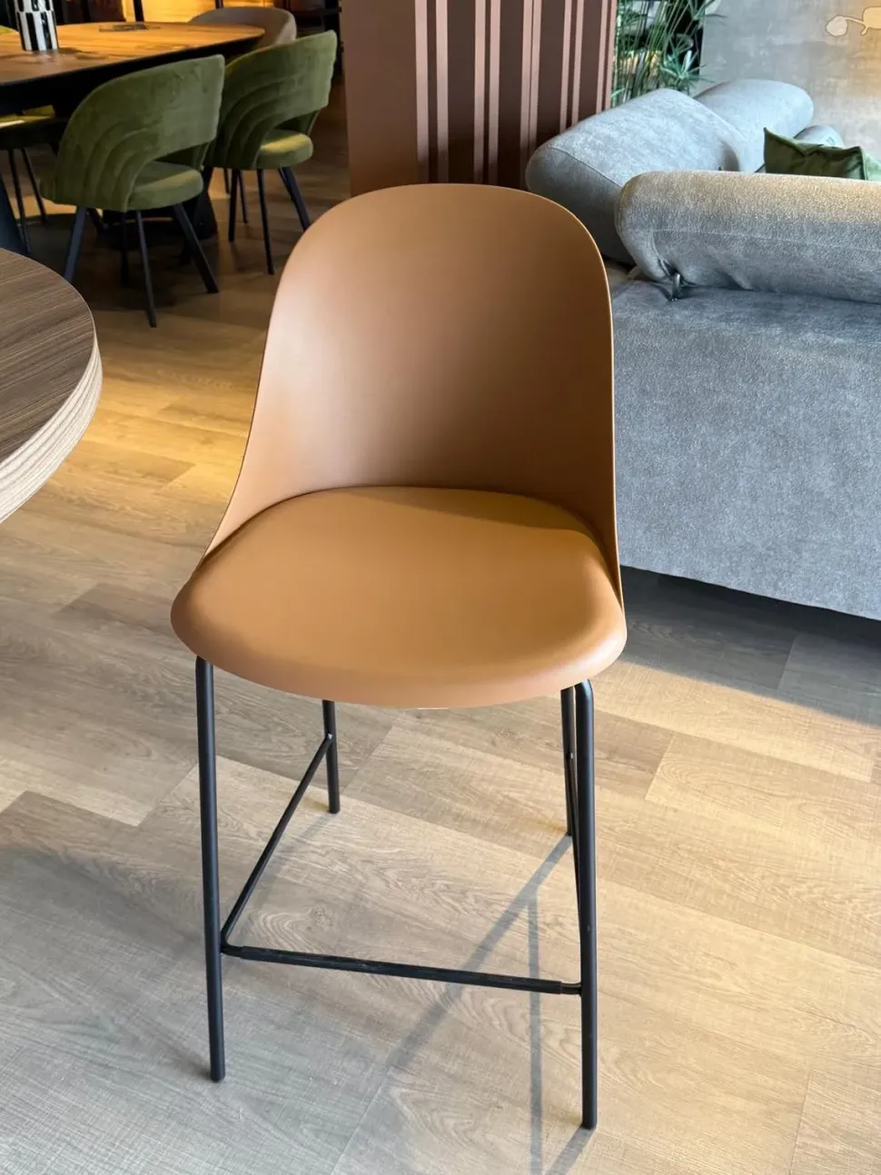 Sgabello Sam Ingenia con 4 gambe a prezzo conveniente