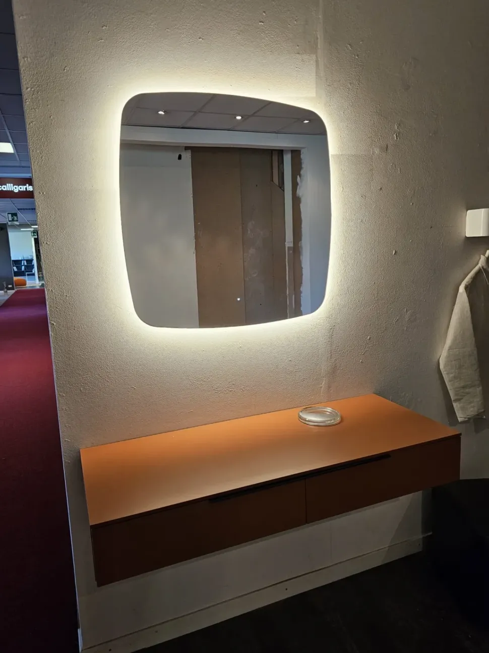 Specchiera modello Riflesso di Adok con forte sconto