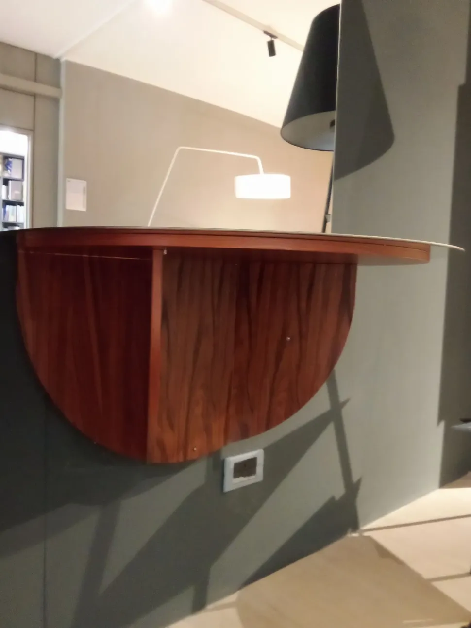 Specchio moderno Brame ovale di Mogg a prezzo Outlet