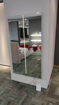 Specchio moderno Figaro in OFFERTA OUTLET! Un tocco di modernità per la tua casa.