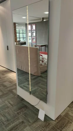 Specchio moderno Figaro in OFFERTA OUTLET! Un tocco di modernità per la tua casa.