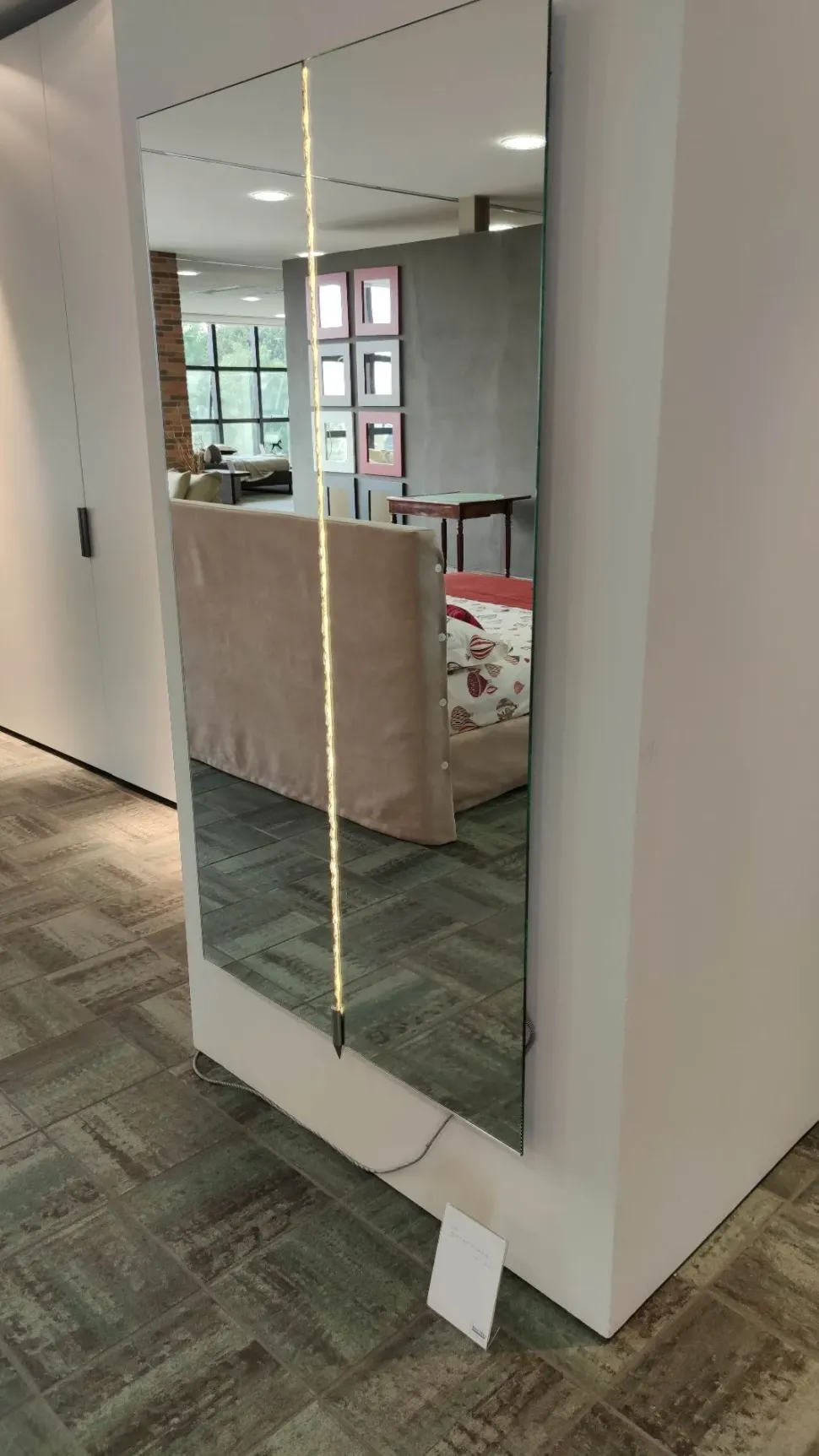 Specchio moderno Figaro in OFFERTA OUTLET! Un tocco di modernità per la tua casa.