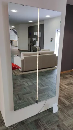 Specchio moderno Figaro in OFFERTA OUTLET! Un tocco di modernità per la tua casa.