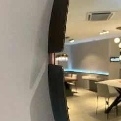 Specchio Omega di Riflessi in stile moderna