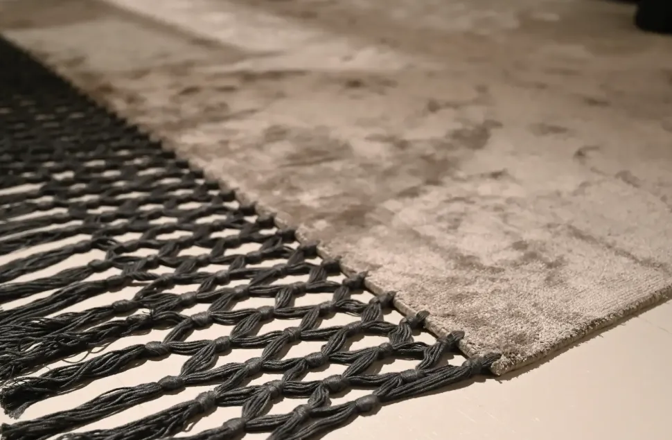 Tappeto Design modello Fringes con forte sconto
