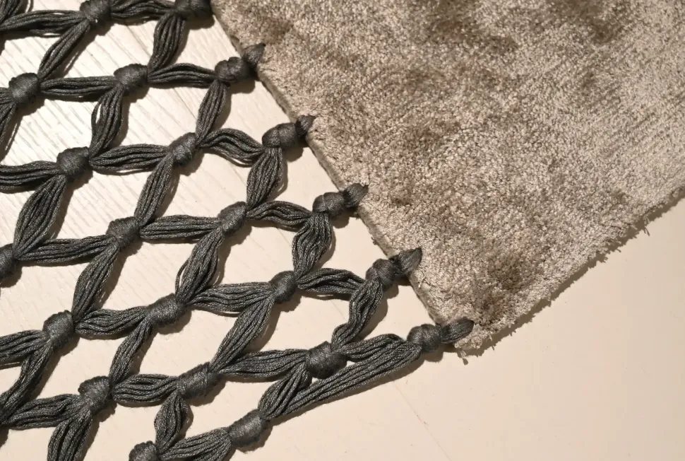 Tappeto Design modello Fringes con forte sconto