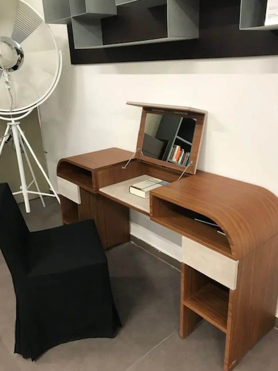 Tavoli di grandi marche a prezzi outlet -40%. Visita il nostro Scrittorio!