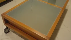 Tavolino a quattro cassetti e ruote con particolari in vetro scontato del -60%