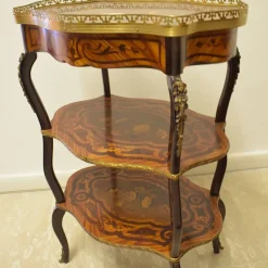 Tavolino Artigianale modello Tavolino artigianale con intarsi stile barocco con gambe sagomate e bronzi in OFFERTA OUTLET