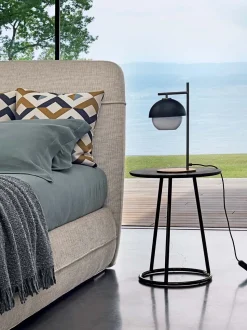 Tavolino design modello Angle di Flou scontato