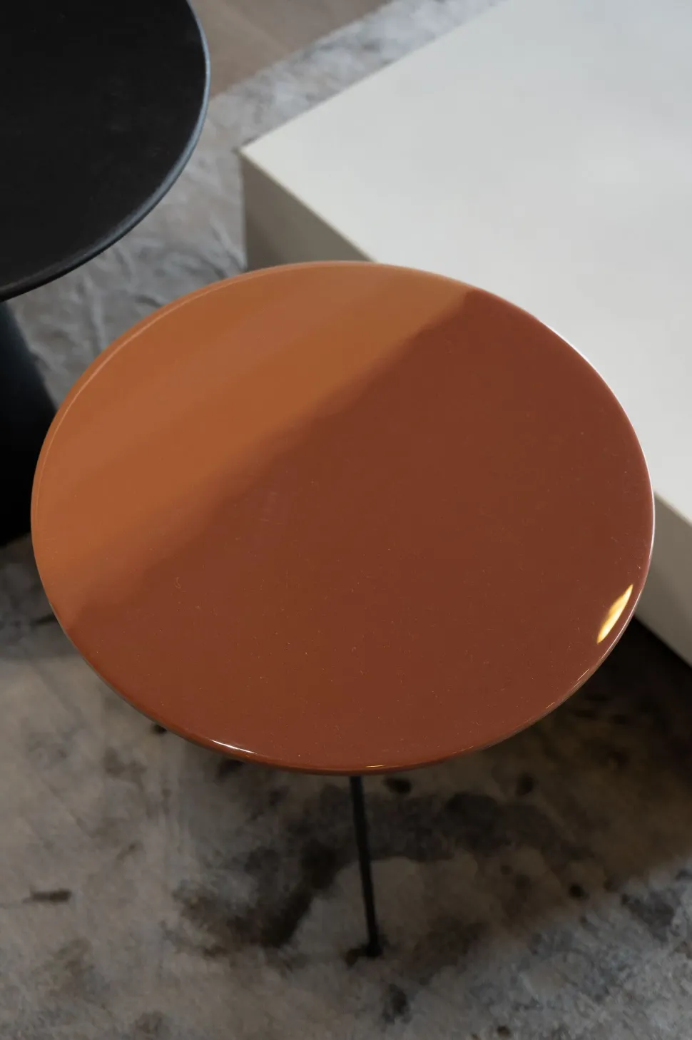 Tavolino design modello Liquid di Baxter scontato