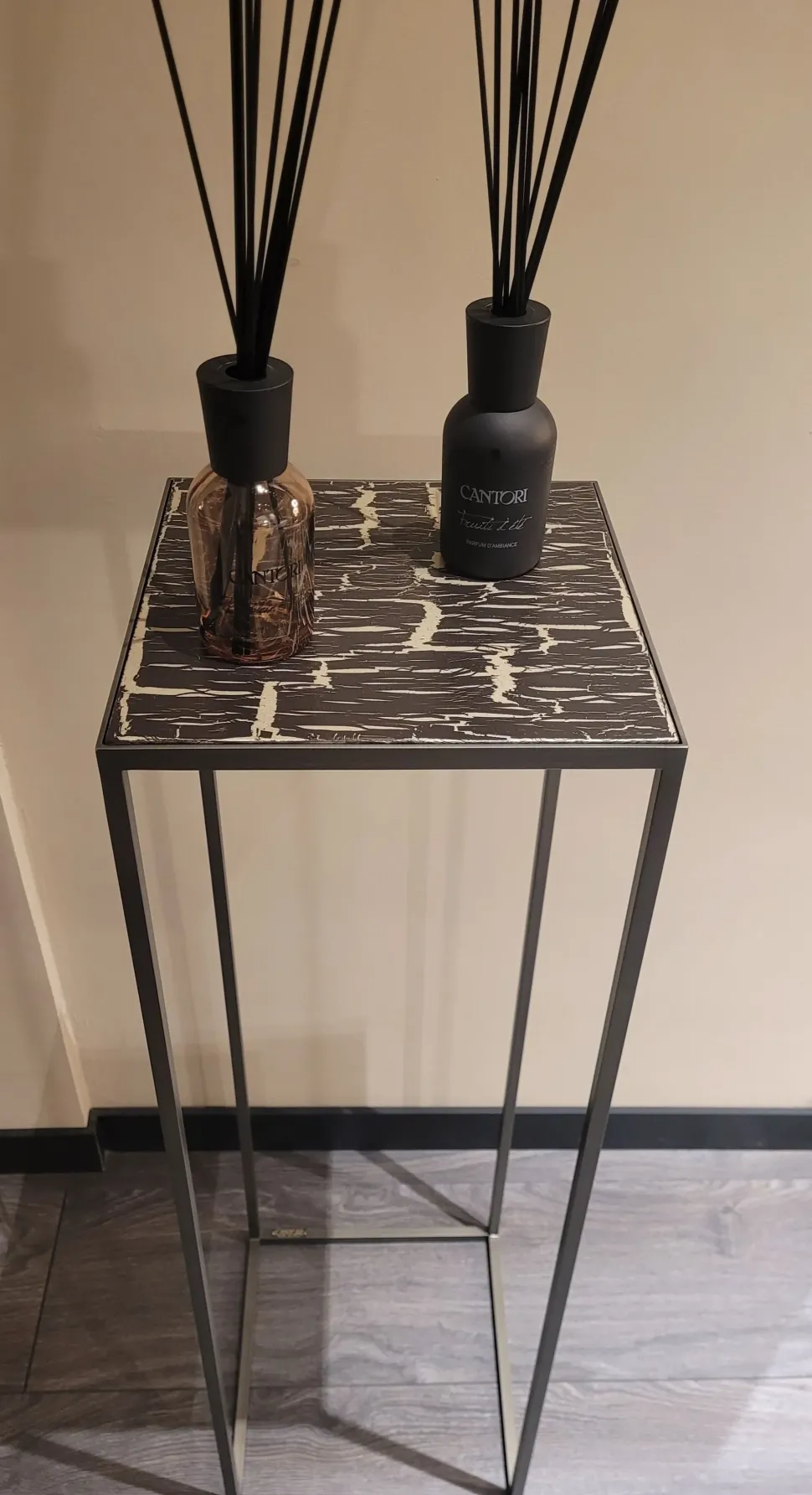 Tavolino design Narciso di Cantori a prezzo scontato