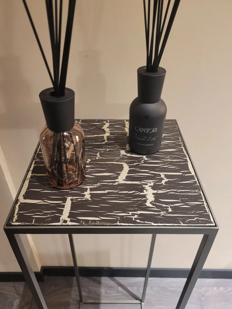 Tavolino design Narciso di Cantori a prezzo scontato