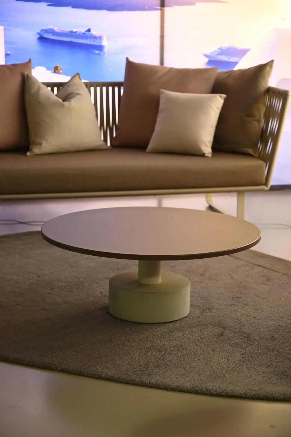 Tavolino design Roll di Kettal a prezzo ribassato