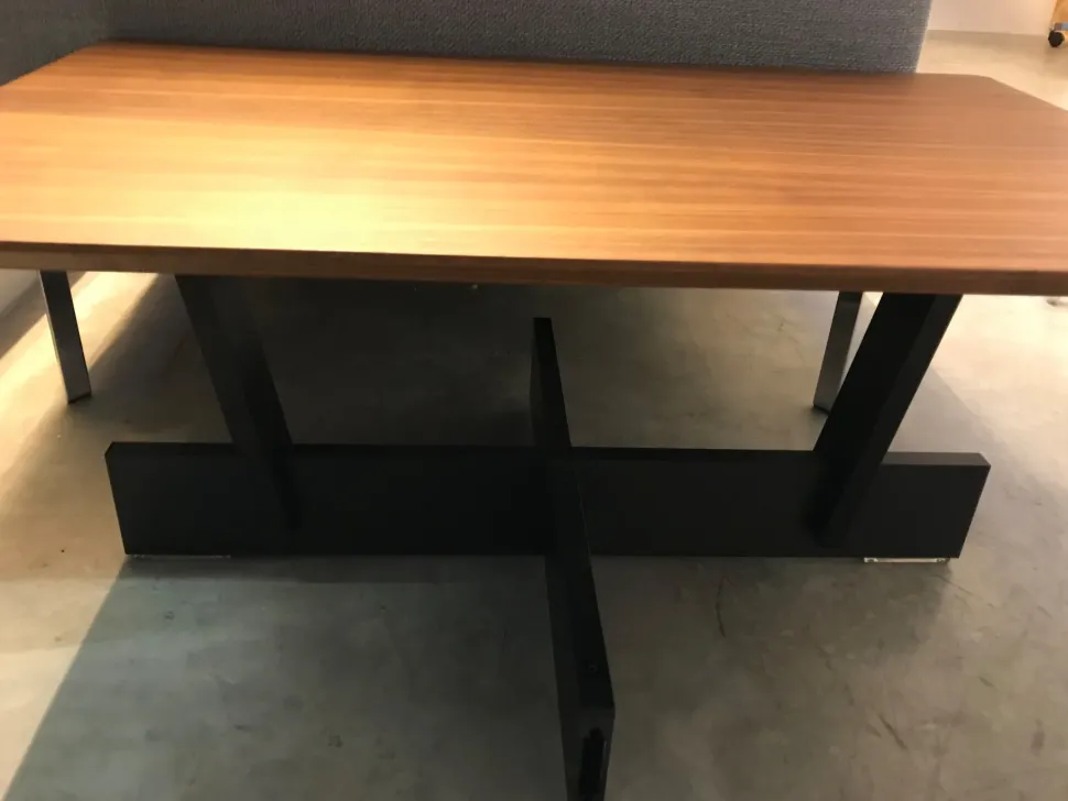 Tavolino Intermedio in stile Moderno Cassina a prezzo scontato