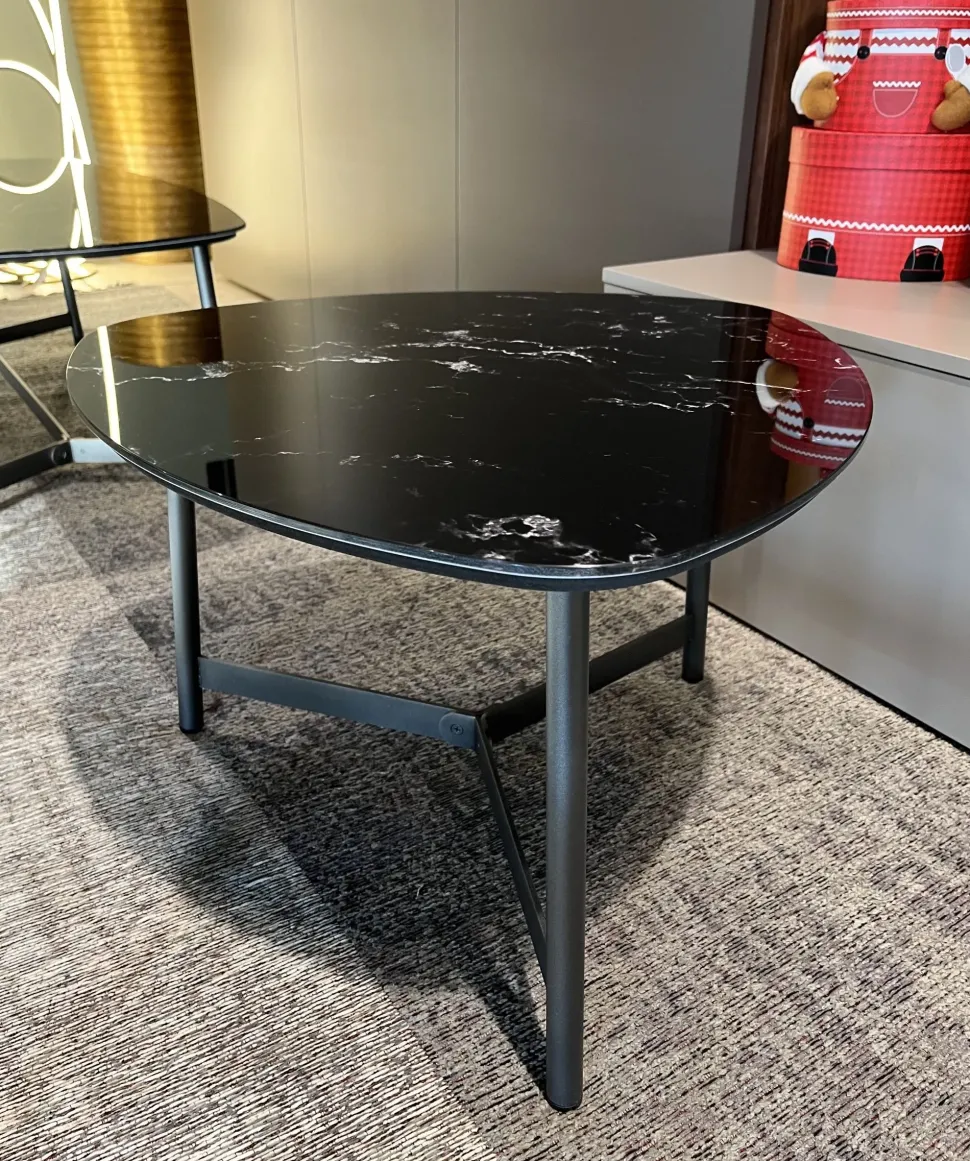 Tavolino Maconi modello Tavolino triangolare stondato in OFFERTA OUTLET