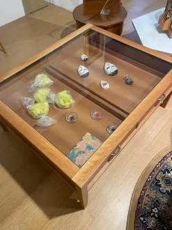 Tavolino modello Espositore di Artigianale a prezzo scontato