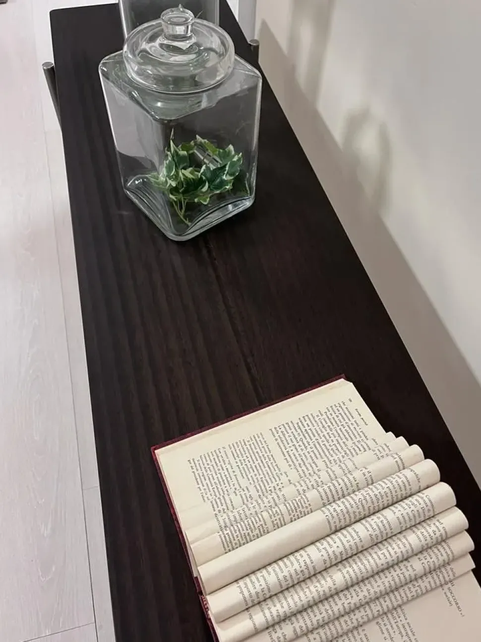 Tavolino modello Scrittoio retro-divano di Ditre italia a prezzo scontato