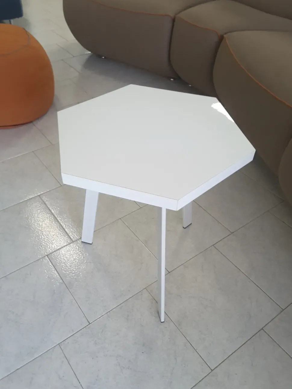 Tavolino Rossella esagonale della firma La primavera a prezzi convenienti - 38%