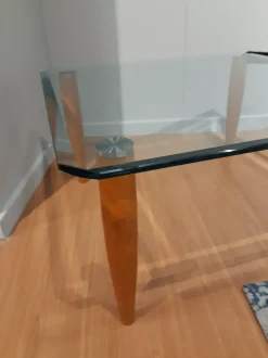 Tavolino Tavolino cristallo noce quadrato della firma La vetreria con forte sconto - 43%