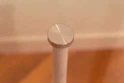 Tavolino Tavolitno vetro con base bianca laccata  della marca Artigianale in offerta