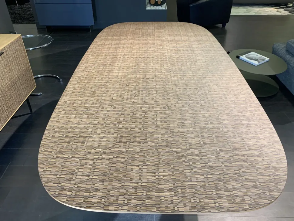 Tavolo con piano in legno sagomato di Sigerico a PREZZO OUTLET