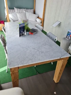 Tavolo con piano in pietra rettangolare di Gervasoni a PREZZO OUTLET