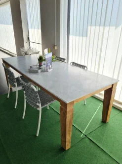 Tavolo con piano in pietra rettangolare di Gervasoni a PREZZO OUTLET