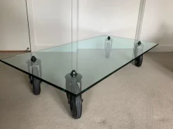 Tavolo Fontana Arte con ruote, stile design, prezzi imbattibili.