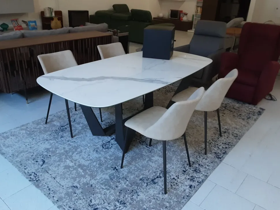 Tavolo in ceramica ellittico Reverse Tonin casa in offerta outlet