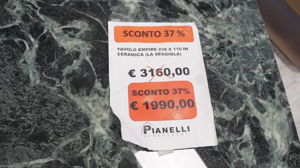 Tavolo in ceramica ovale Empire La seggiola in offerta outlet