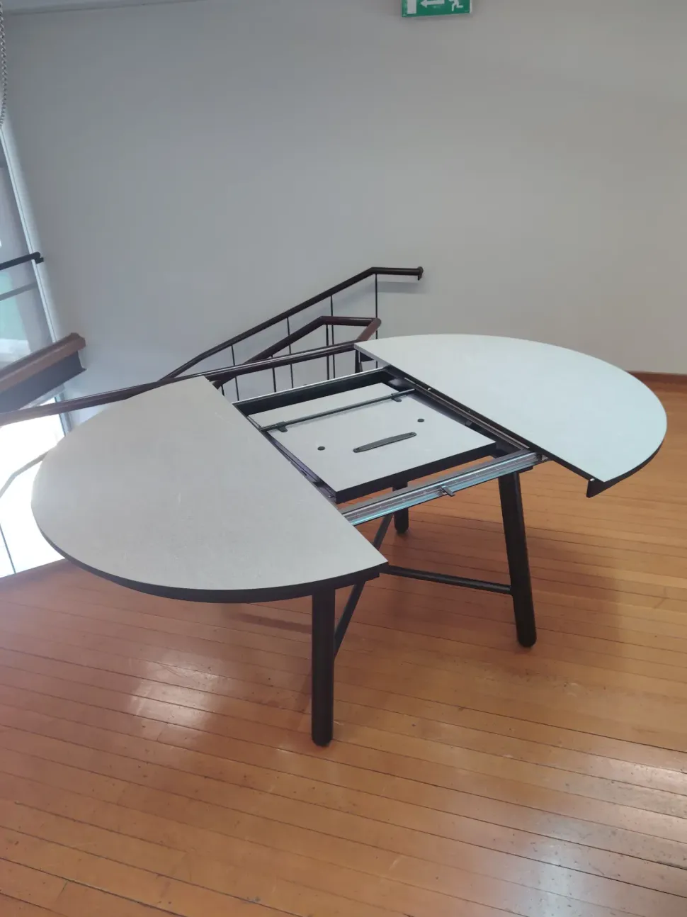 Tavolo in laminato rotondo Combo tondo Pointhouse in offerta outlet