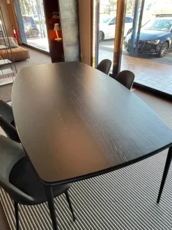 Tavolo in legno sagomato Lea Midj a prezzo ribassato