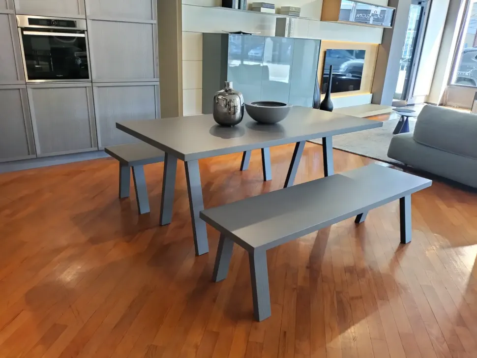 Tavolo Newport di Stosa scontato del 50%