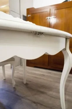 Tavolo ovale allungabile Essenza in legno massello laccato bianco con 4 sedie imbottite