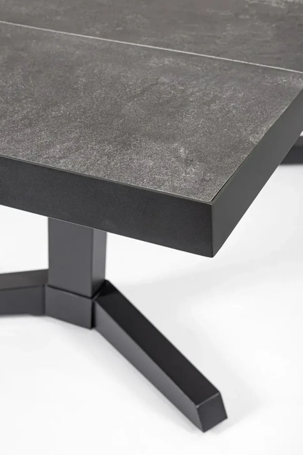 Tavolo per l'esterno modello Robert Bizzotto con forte sconto