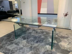 Tavolo Quasar di Naos: scopri il prezzo riservato