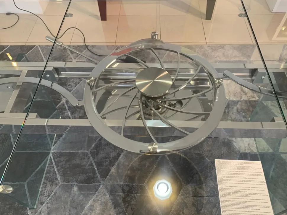 Tavolo Quasar di Naos: scopri il prezzo riservato