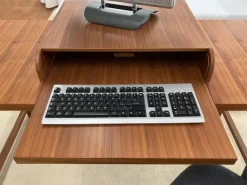 Tavolo rettangolare a quattro gambe Alice Porada scontato