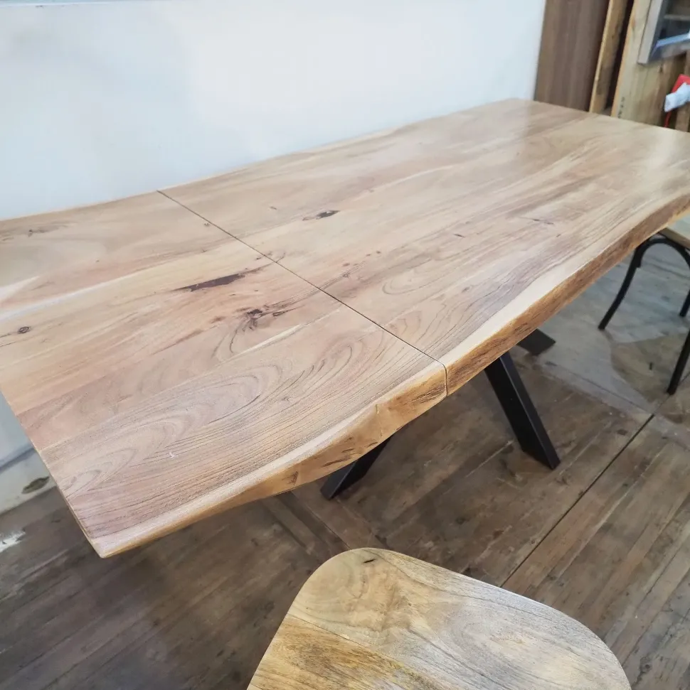 Tavolo rettangolare con basamento centrale Tavolo design indsutrial live edge in legno e matallo Outlet etnico scontato