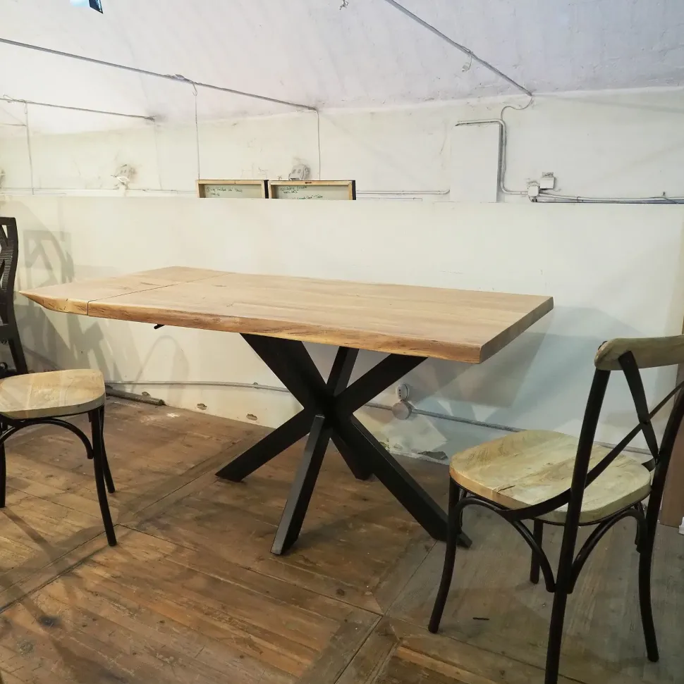 Tavolo rettangolare con basamento centrale Tavolo design indsutrial live edge in legno e matallo Outlet etnico scontato