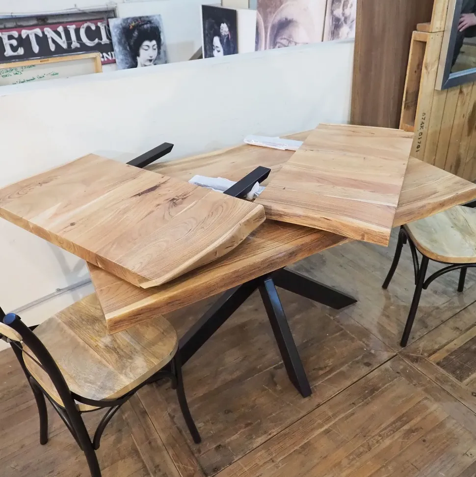 Tavolo rettangolare con basamento centrale Tavolo design indsutrial live edge in legno e matallo Outlet etnico scontato