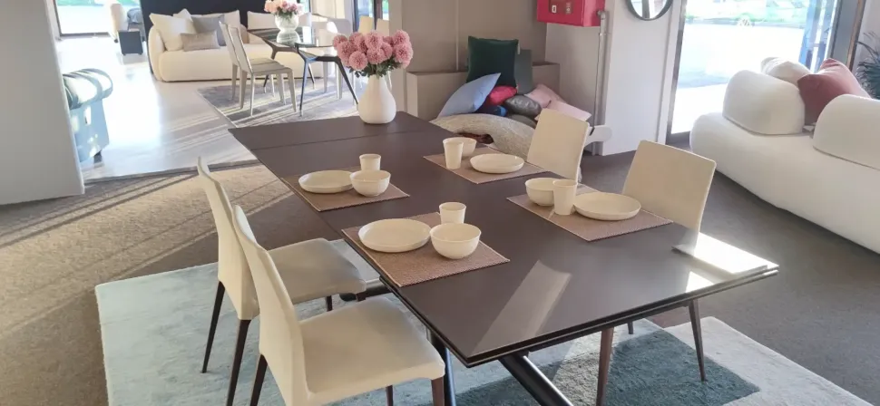 Tavolo rettangolare Duel di Connubia a prezzo riservato