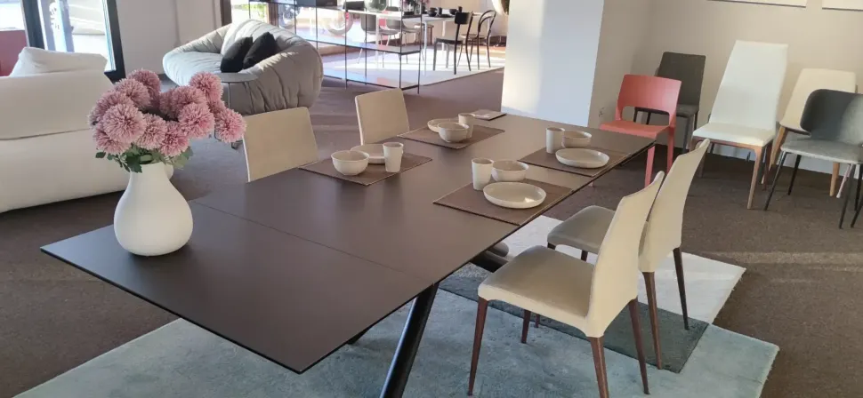 Tavolo rettangolare Duel di Connubia a prezzo riservato