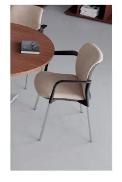 Tavolo riunione in legno Derby con 6 sedie Flycom a prezzi convenienti