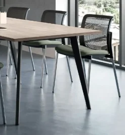 Tavolo riunione in legno Rhea con 6 sedie Flycom a prezzi convenienti